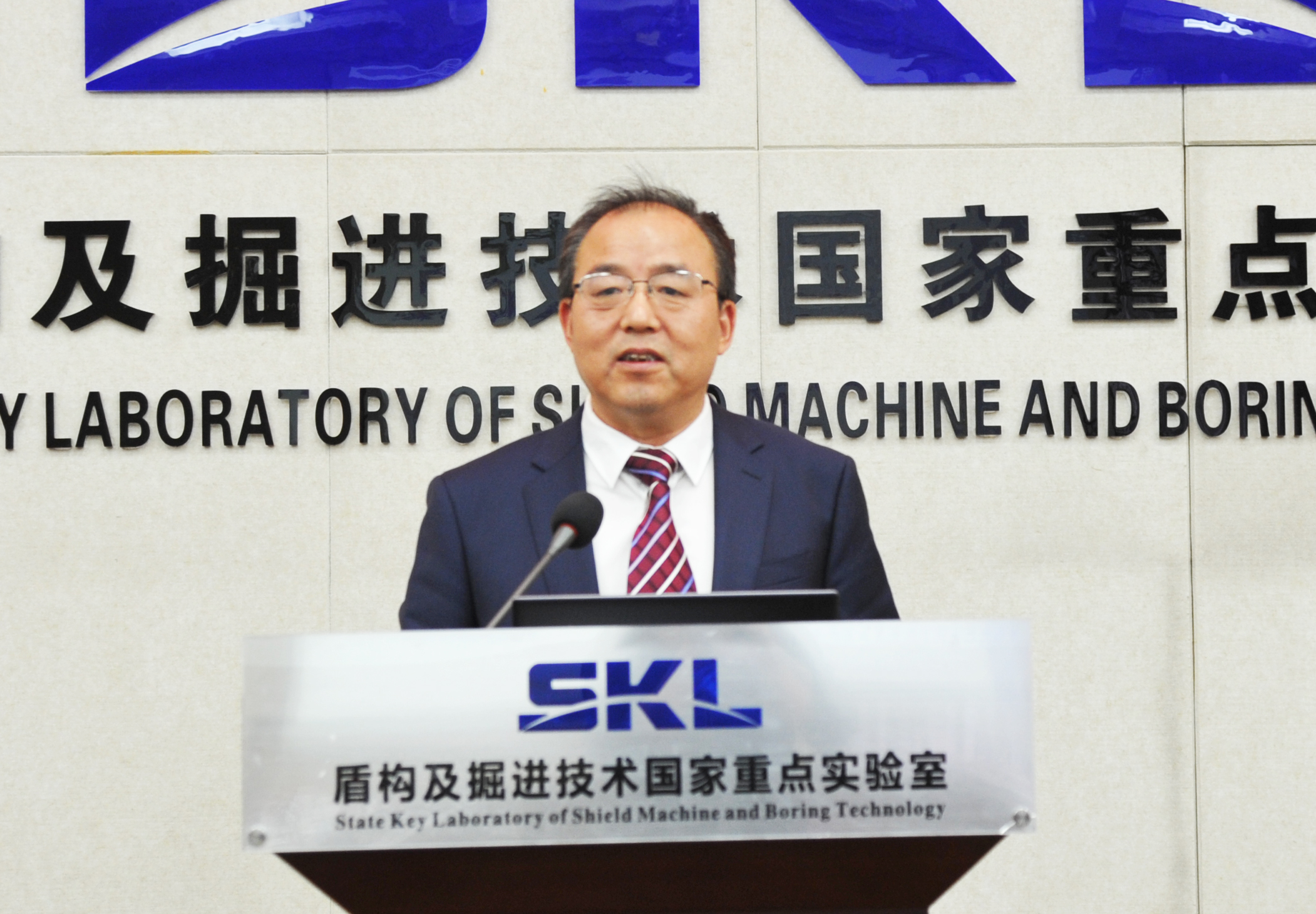 中铁隧道局集团总工程师、盾构及掘进技术国家重点实验室主任洪开荣作报告1.jpg