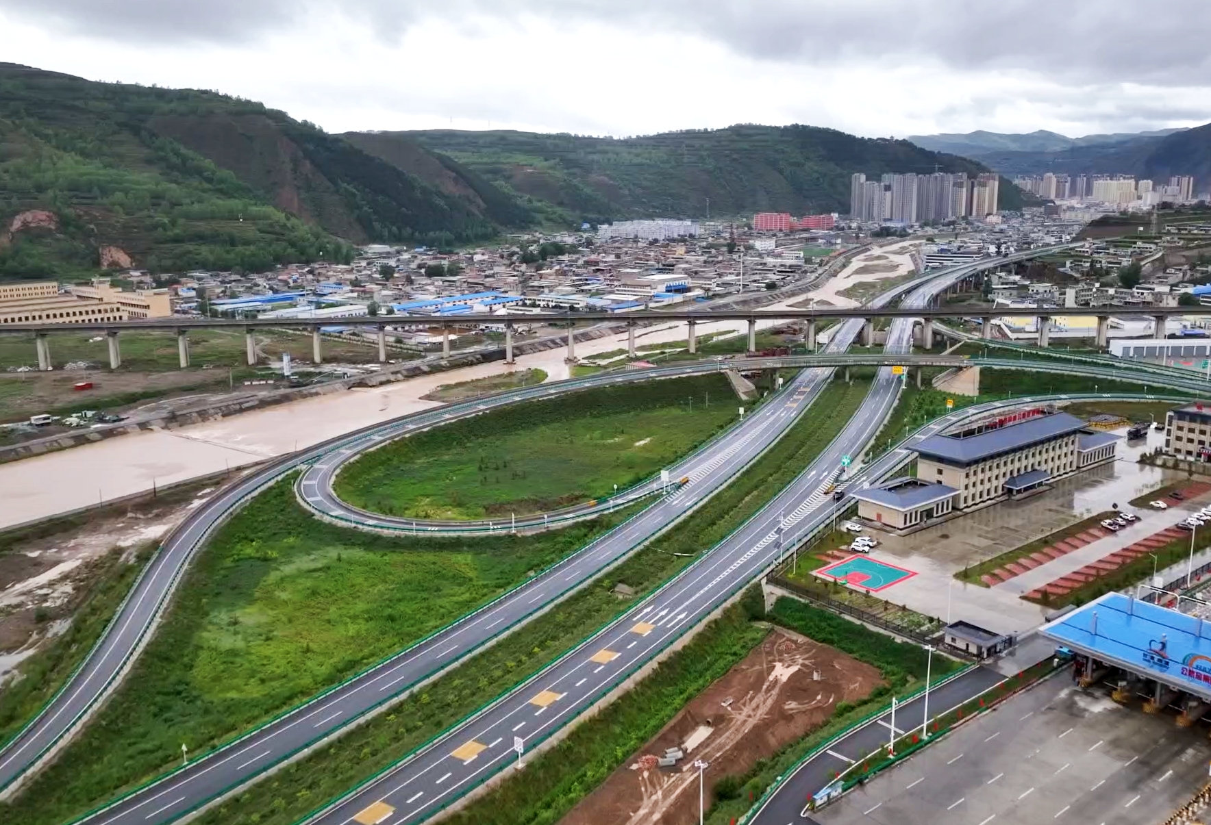 渭武高速岷县段_副本.jpg