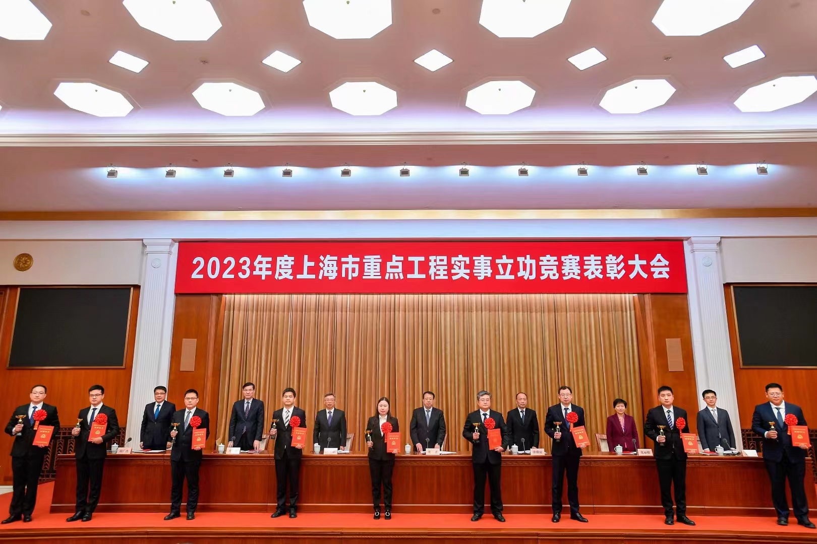 项目经理（右一）与龚正市长（正中）等市领导同台合影.jpg