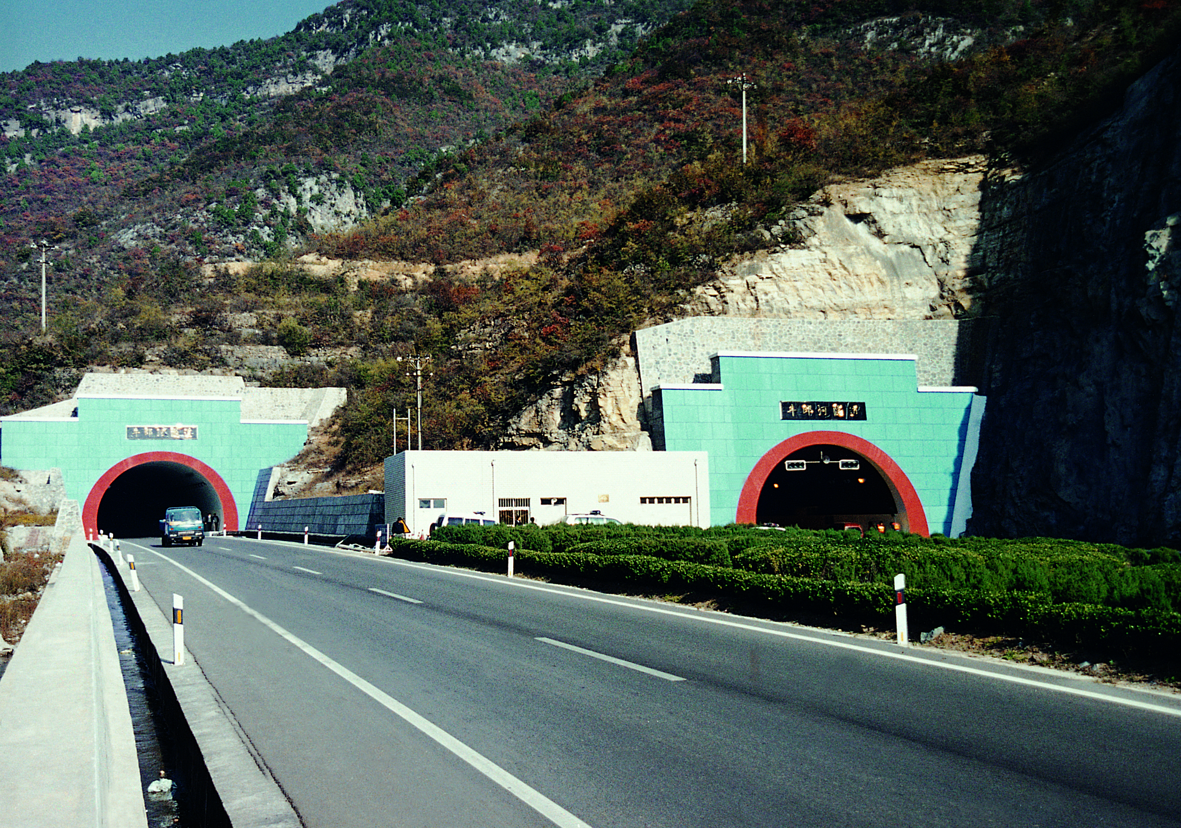 7、晋焦高速公路牛郎河隧道  鲁班奖.jpg