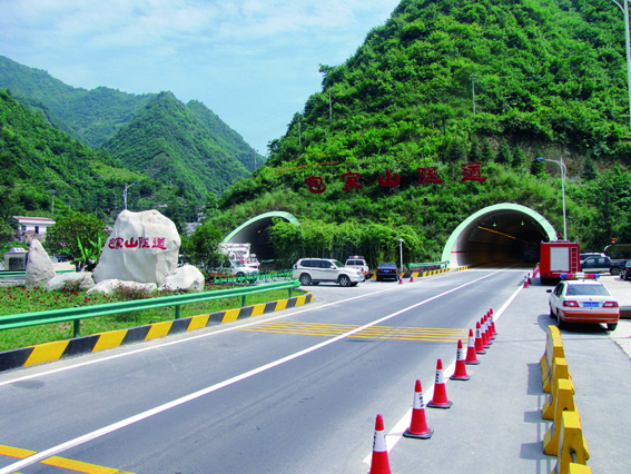 19、2013｜小河至安康高速公路包家山隧道.jpg
