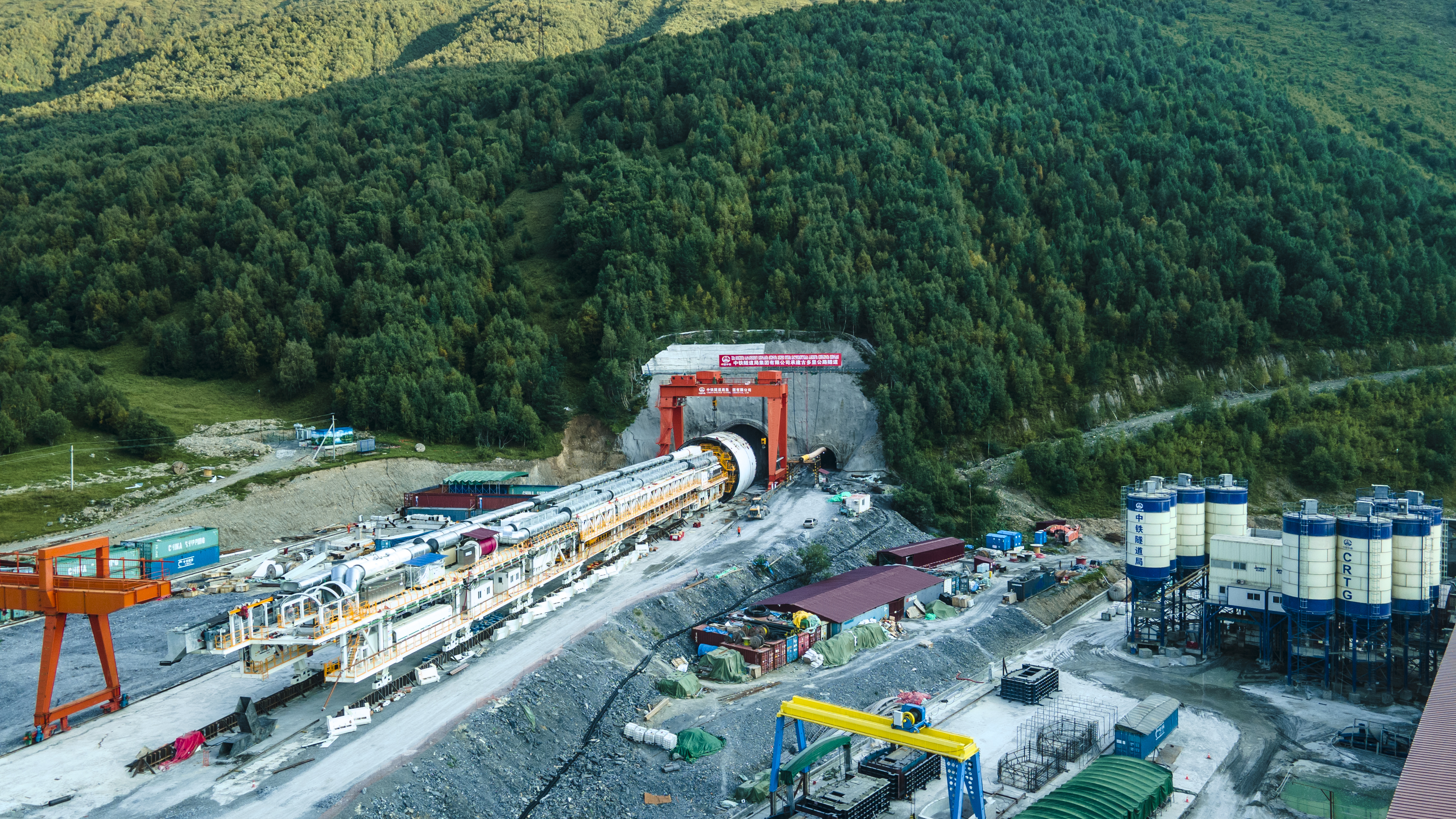 世界最大直径TBM“高加索号”始发现场.jpg